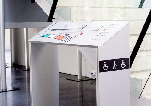 Barrierefreie-Schilder-Pult-Aufsteller-taktil.jpg