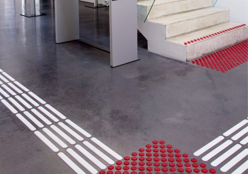 Barrierefreie-Schilder-taktiles-Bodenleitsystem.jpg